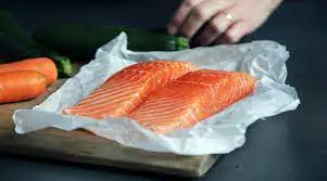 Can i eat raw salmon while pregnant
